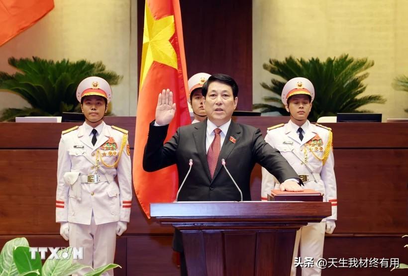 越南新任“二把手”梁强身上的多个标签：
1.资深军人。参军入伍49年，长期从事政