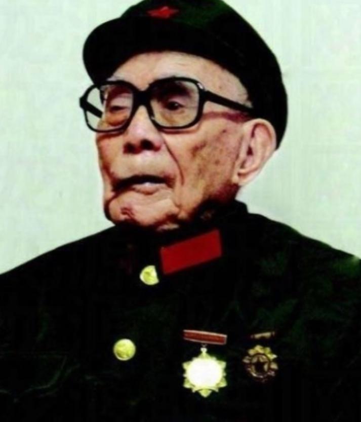 1949年深秋，江西宁都，老红军黄明生回家了，打了十几年仗，他终于衣锦还乡，然而