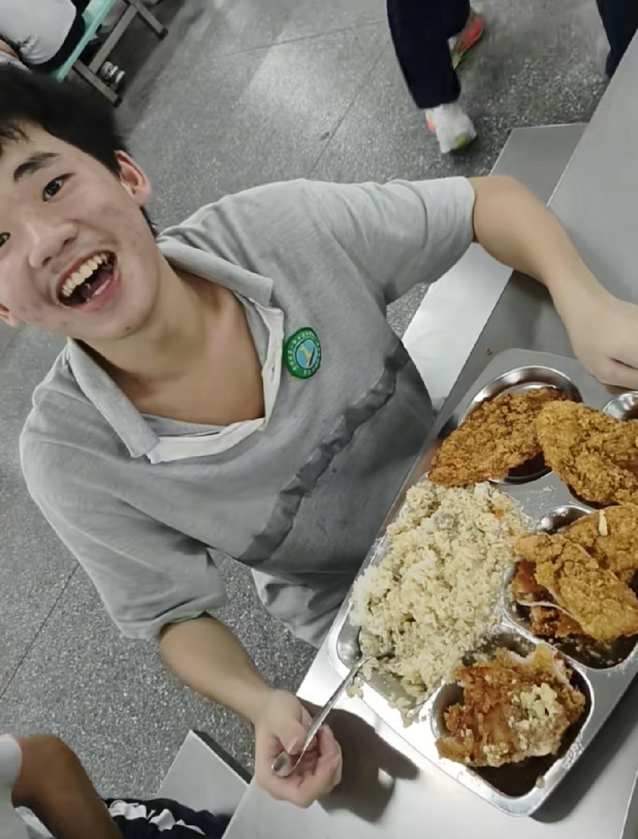 学生食堂里，一个学生男孩看见盘子里的鸡排，高兴坏了，接下来看到的一幕，更是让人感
