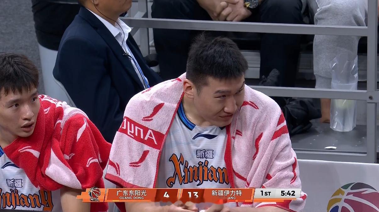 现在打广东男篮都知道要打内线了，李炎哲打了四分多钟得到6分了广东男篮vs新疆男篮