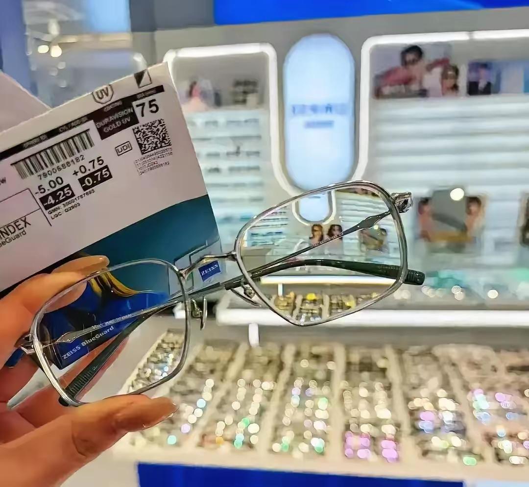 配镜经济
近期很多网友都在晒自己去江苏丹阳配眼镜的体验，质优价廉吸引着很多外地顾