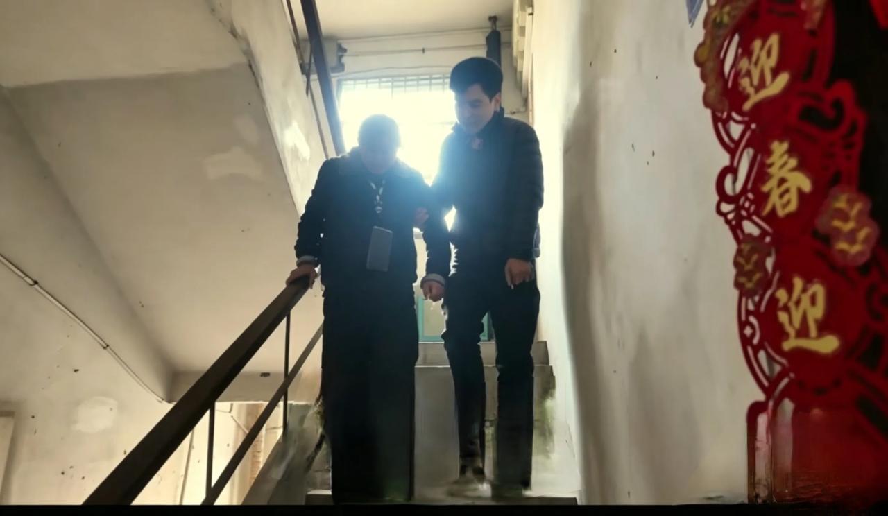 36岁男子专职当“孙子”，这份工作为何让人争议？
 36岁的大男人，每天准时上门