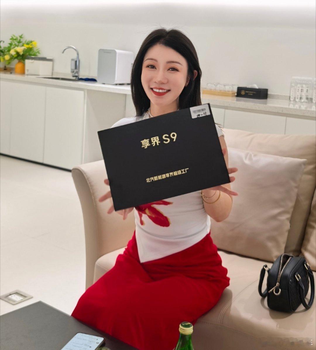 我的享界s9 已经开始交付了 寰宇红外观+白沙杏色内饰我都不敢想，我坐进去得多好