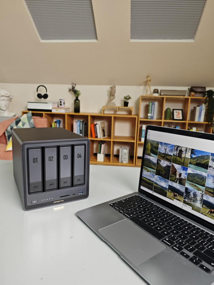 在使用 绿 联 N A S之前，我的桌面堆满了各种移动硬盘：2T、4T、8T …