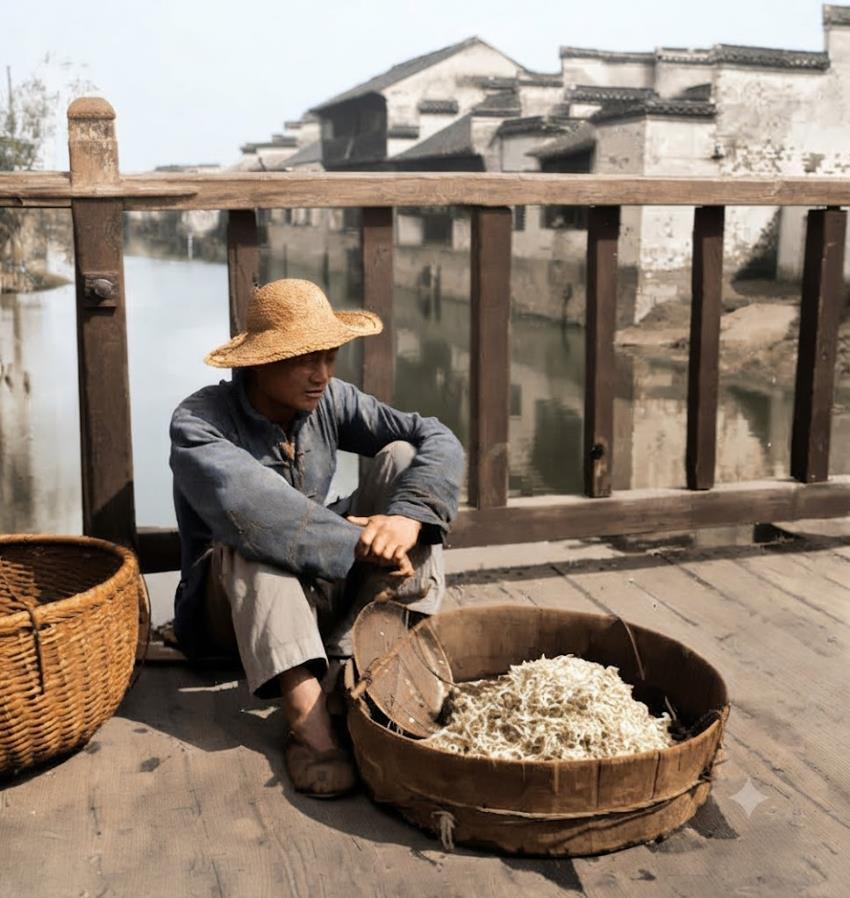 1944年，南京秦淮河，一位戴着草帽的卖豆芽人坐在木桥上，身穿朴素的短打衣裤，赤