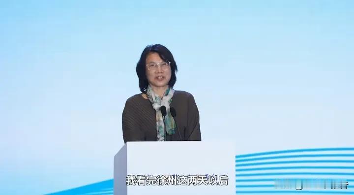 董明珠夸赞江苏徐州城市面貌改善大，和二十多年前相比，现在的徐州一城青山半城湖。董