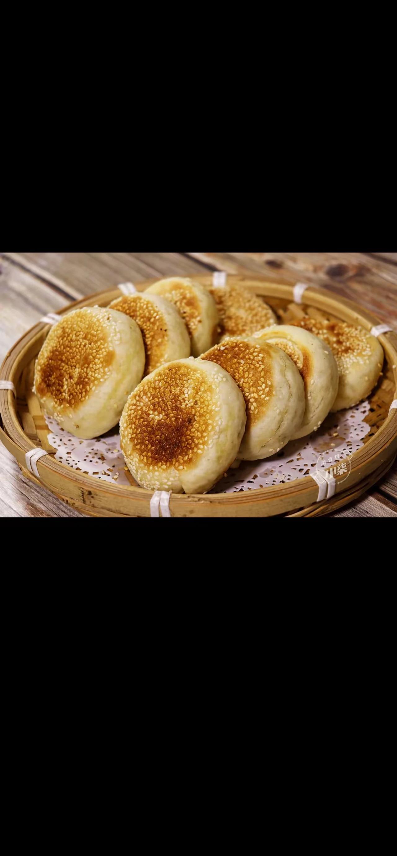 《烧饼》
炉火微红烤就香，
薄皮酥脆色金黄。
寻常一口人间味，
想起当年武大郎。