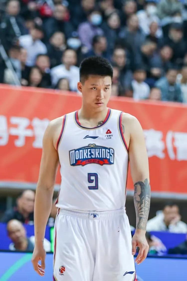 比肩大姚！曾繁日成CBA历史本土第六位单场砍下20+10+7+4的球员。在弱队打