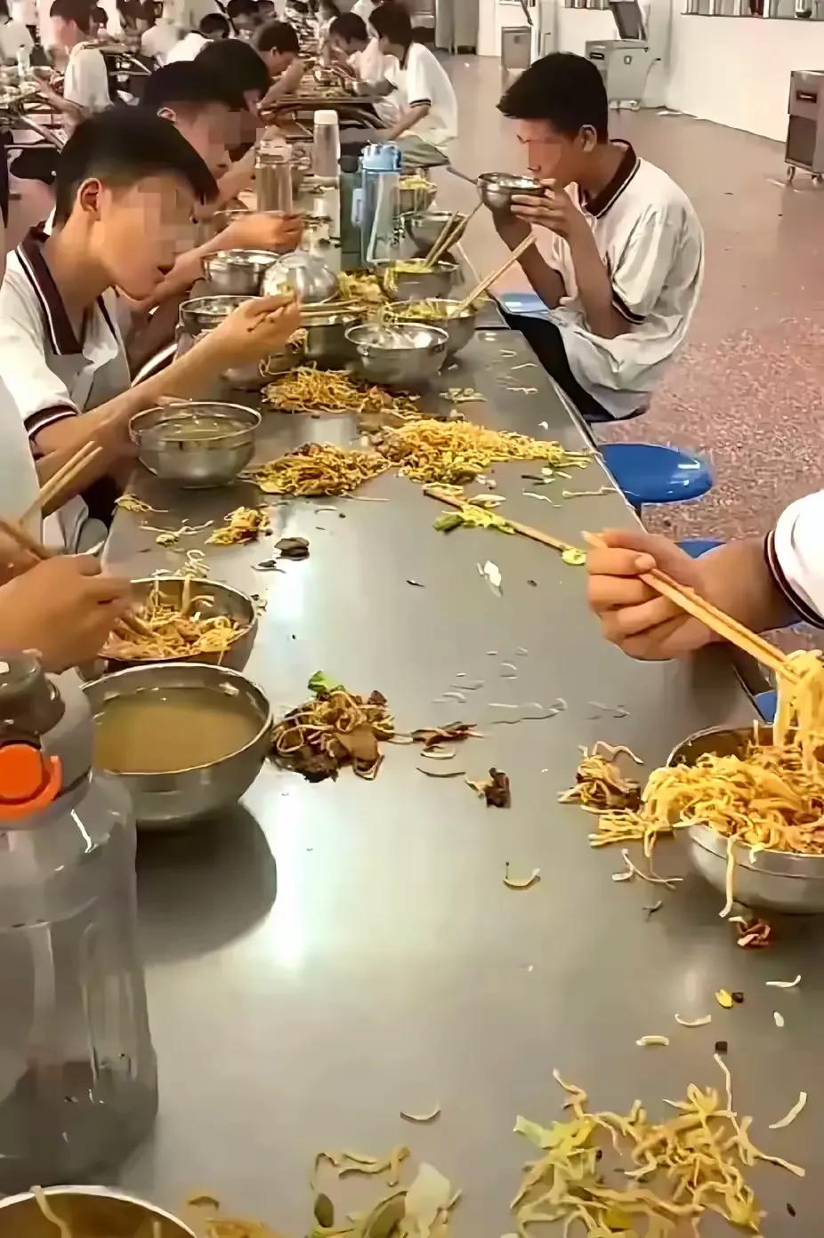 现在的孩子呀！！
浪费粮食是可耻的。学校里就没有这方面的教育吗？
可惜了，可惜了