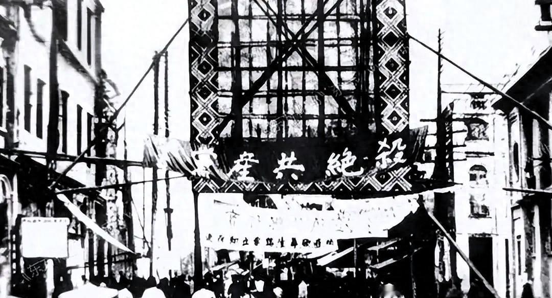 吴仲禧早年参加北伐，打过汀泗桥这些硬仗，从士兵升到师长。后来他看不惯内斗，辞官回