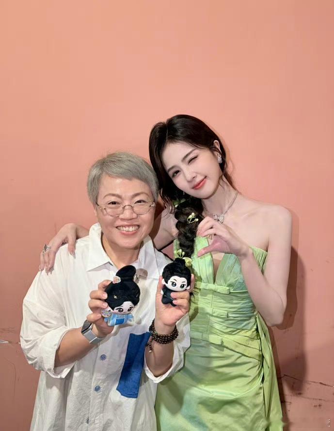 于正 白鹿母校发文看看白鹿和林玉芬导演的美照吧！真不容易，白鹿母校都要亲自出来澄