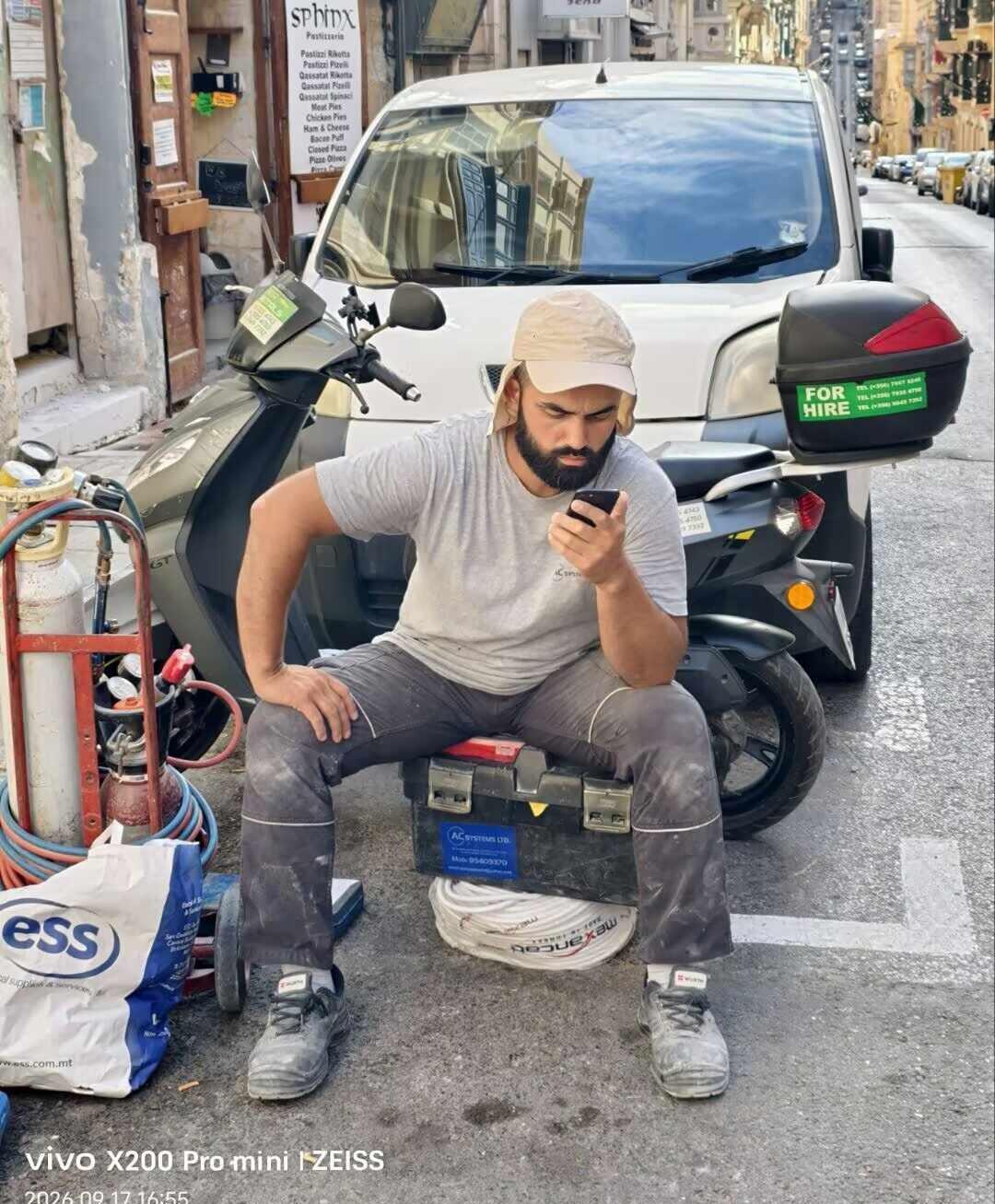 手机瘾
马耳他街头装修工的忙里偷闲。腿好粗啊！不是今天拍的 离不开手机