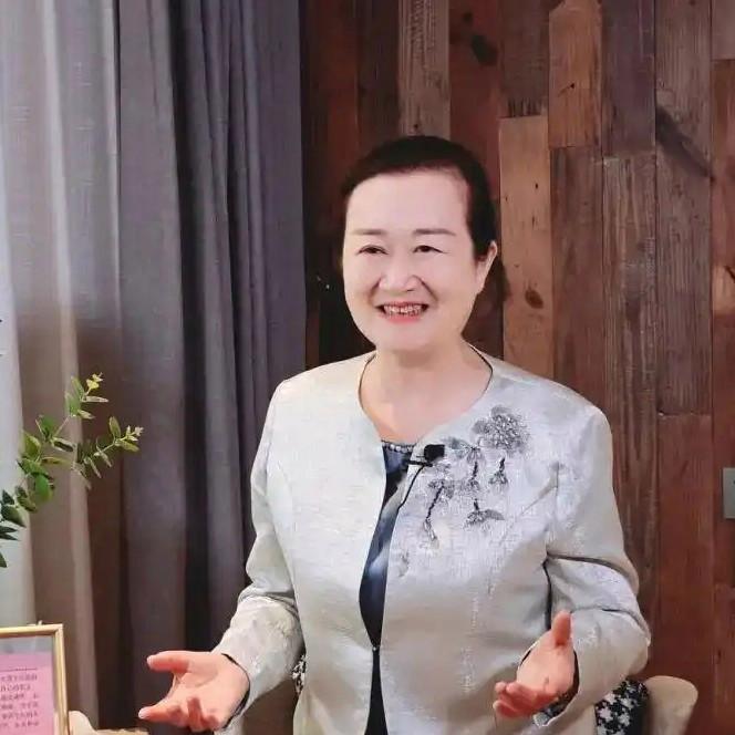 短剧时代的到来，为潘艺虹带来了全新的演绎舞台。年逾六旬的她在退休后，凭借近三年的