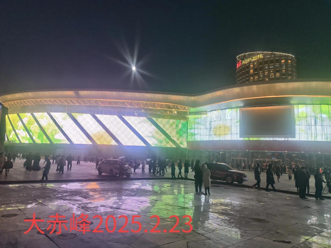 分享一张你最近随手拍的照片吧路边随拍，会展中心夜景。