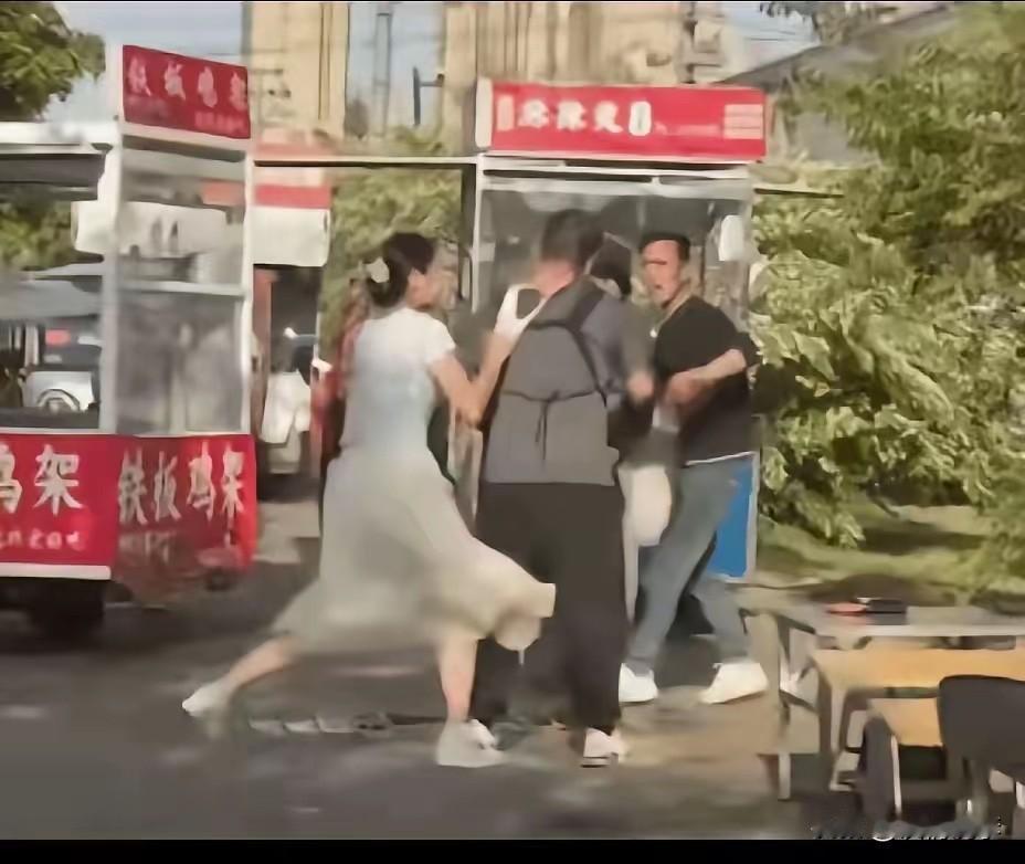 用内裤套男人头的女子，自称“灌篮高手”。

想不通呀！99年的女子战斗力如此惊人