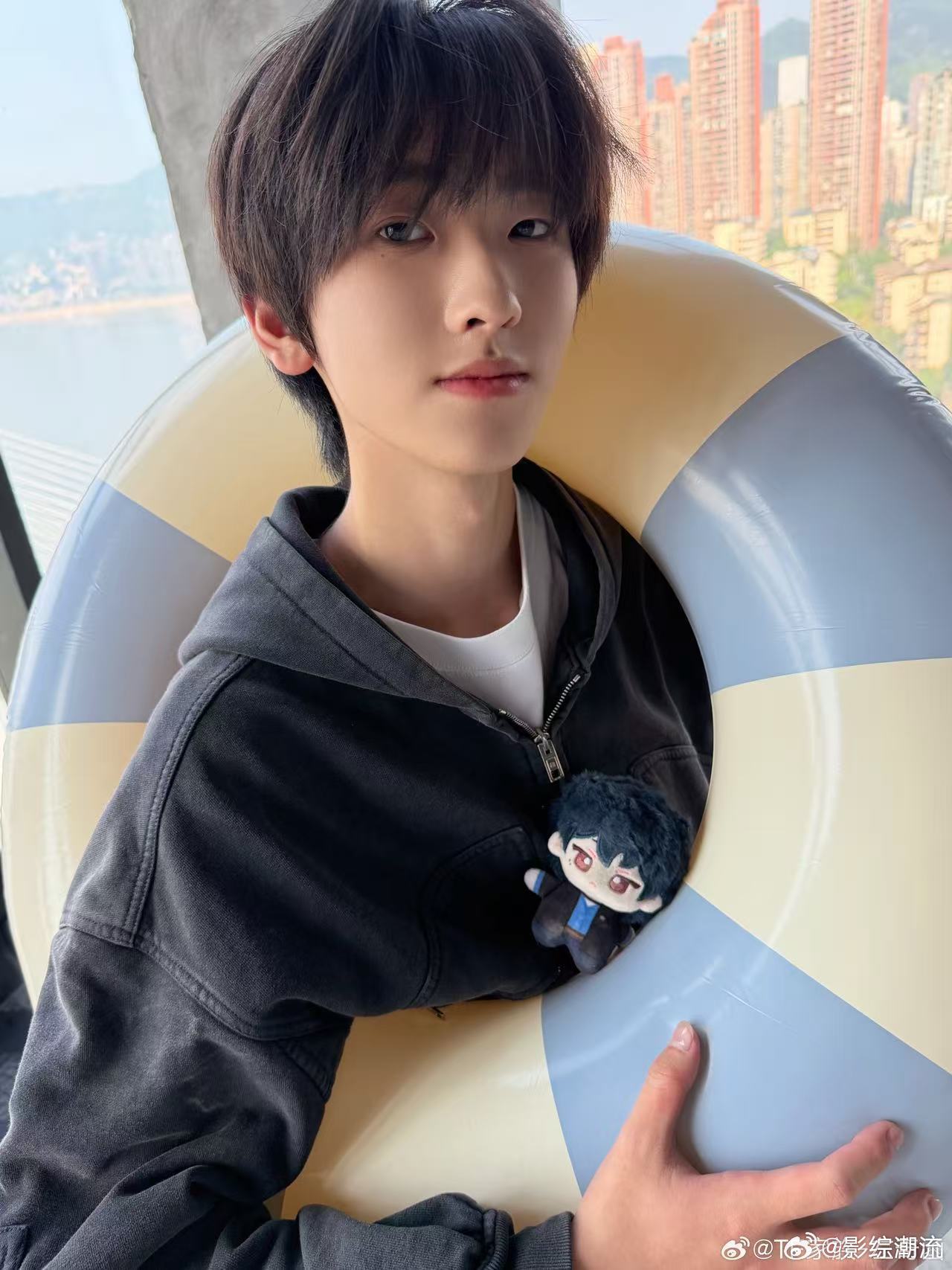 粉丝澄清左奇函和女同学争议时代峰峻辟谣左奇函女同学传闻 左奇函五官清秀出众，颜值