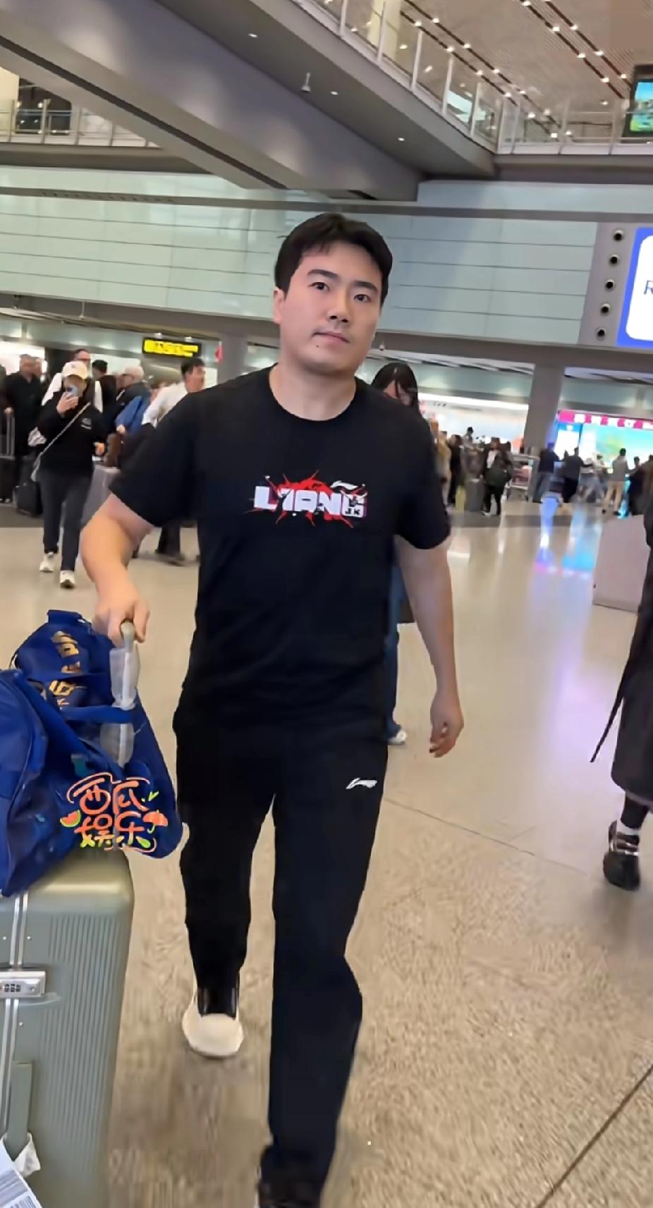 刷到梁靖崑、陈幸同、林诗栋回国的视频啦！印度亚锦赛15号完赛，他们17号也回来啦