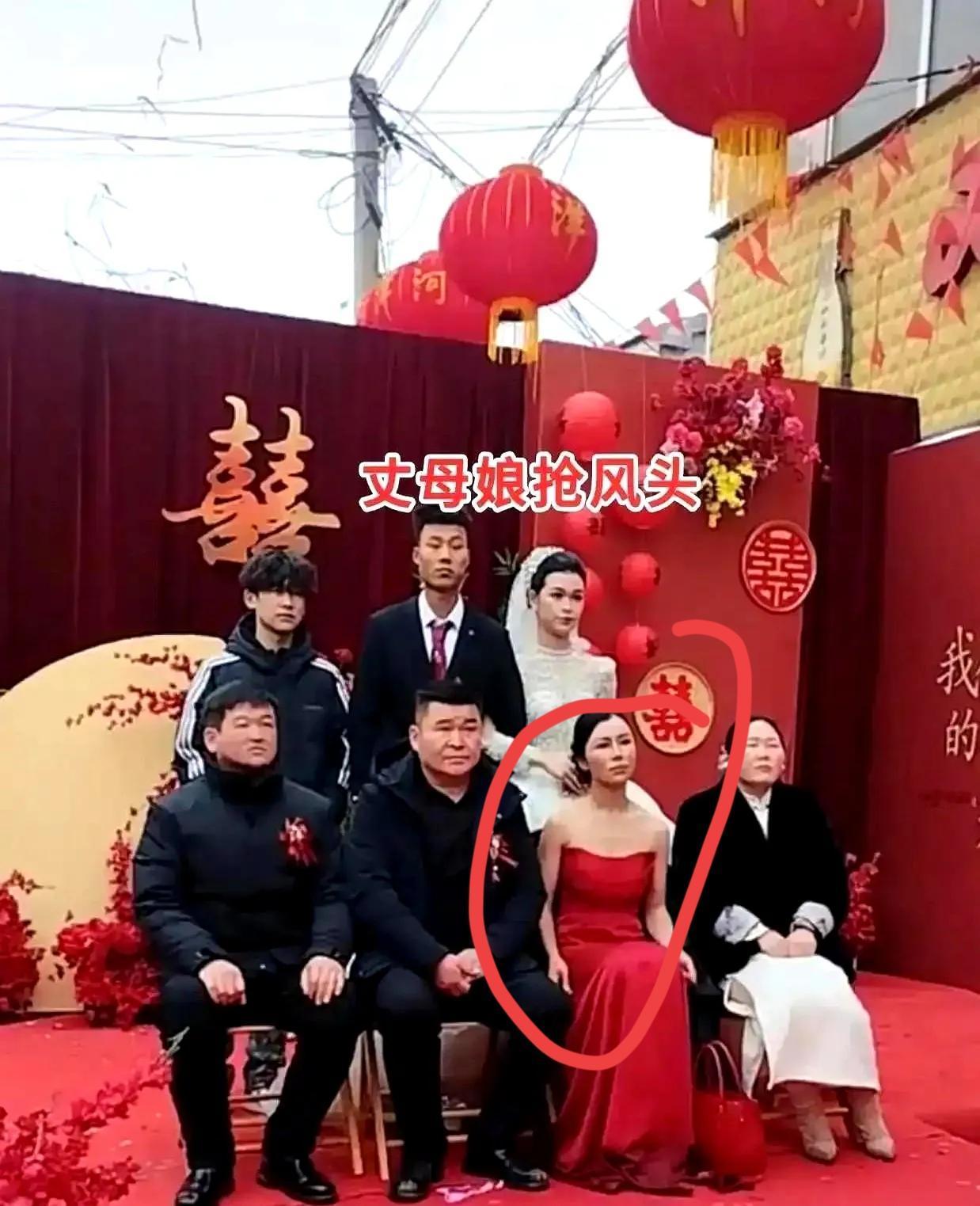 河南这场婚礼，短短三分钟，看得人尴尬癌都犯了。
亲妈穿着红色抹胸站在C位，手里拎