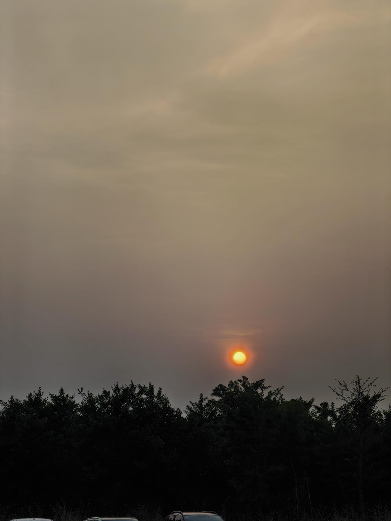 夕阳西下预测一下明天天气
这是刚刚拍摄的夕阳，从这几张照片中能看出明天的天不会很