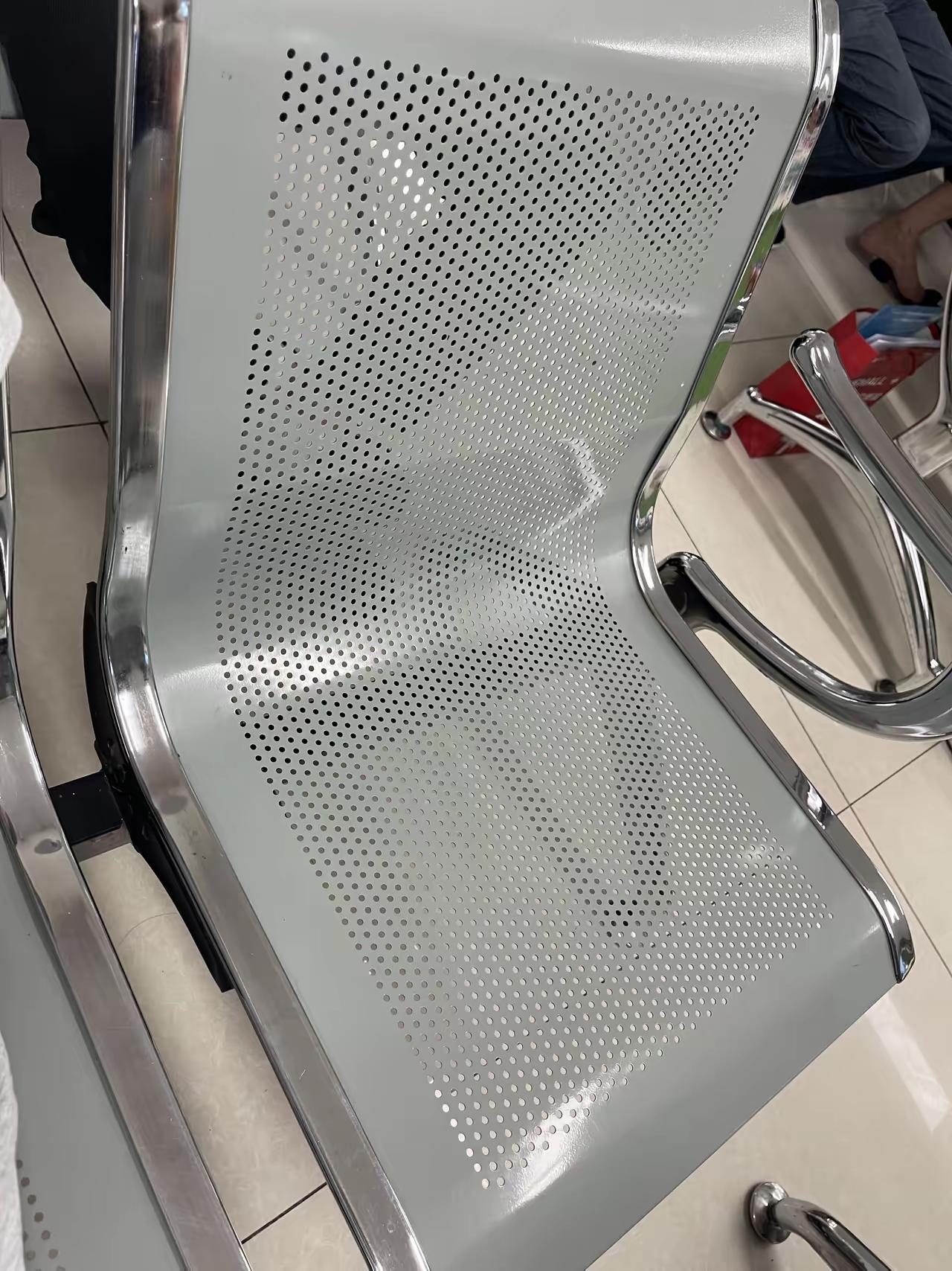 医院那个金属凳子，坐上去真的会让人心里一咯噔。不是因为不懂它好打理、耐用，而是人