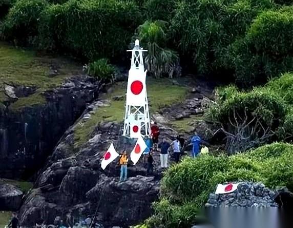 钓鱼岛的礁石上，立着一座五米多高的白色钢架灯塔。
中国海警的巡逻船天天在这片海域