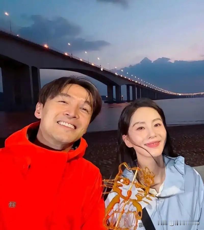 2月1日，刘诗诗凌晨为《生命树》剧宣
胡歌一早回复呲牙笑称欢迎她加入巡山队，杨紫