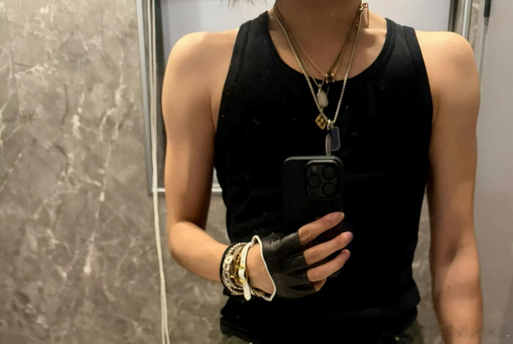 woc刘耀文你这直角肩也太直角了吧 