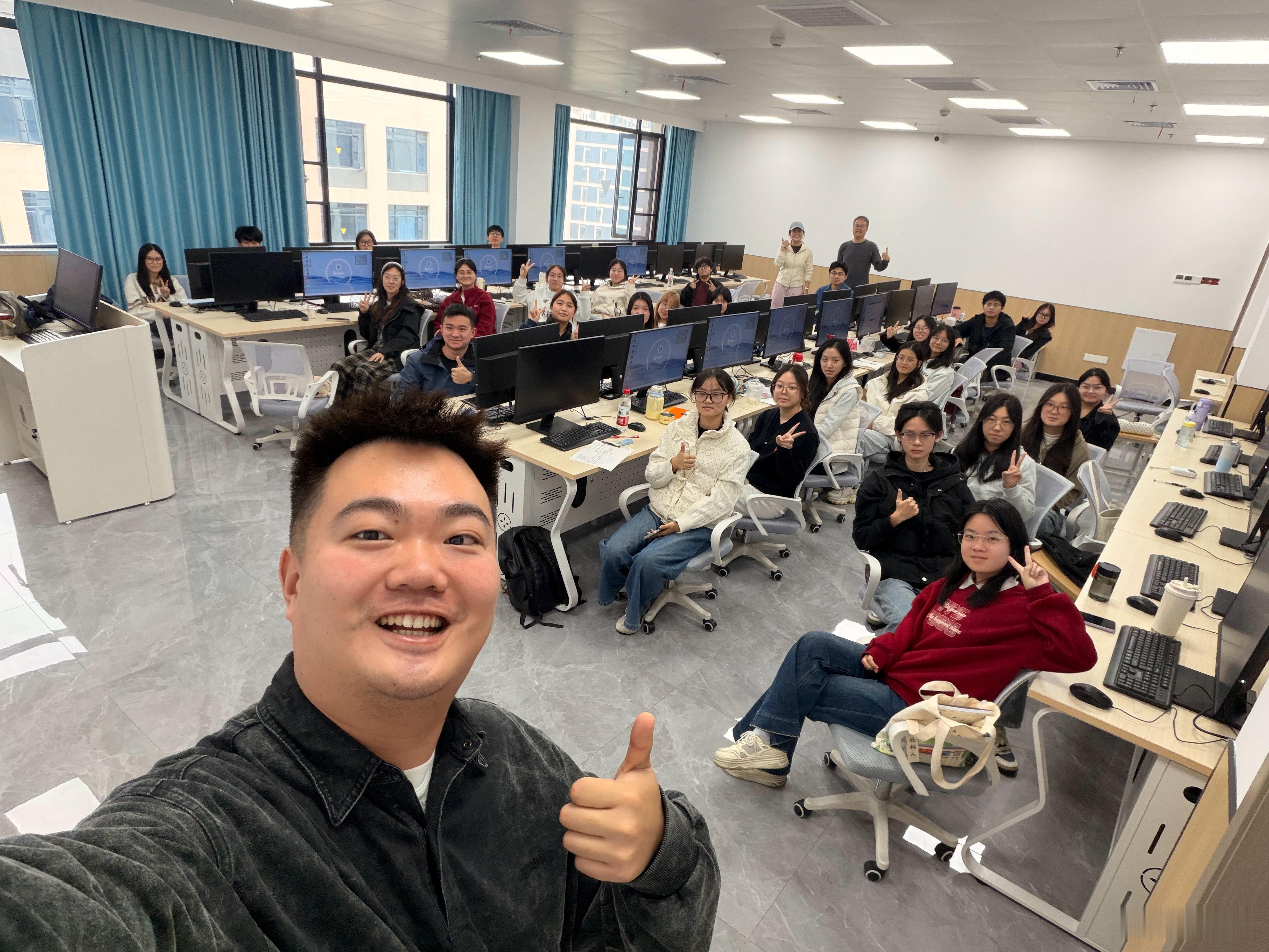 这次回学校组建了一个ai 05后后援团[doge]我们学校正好今年有个AI影视创