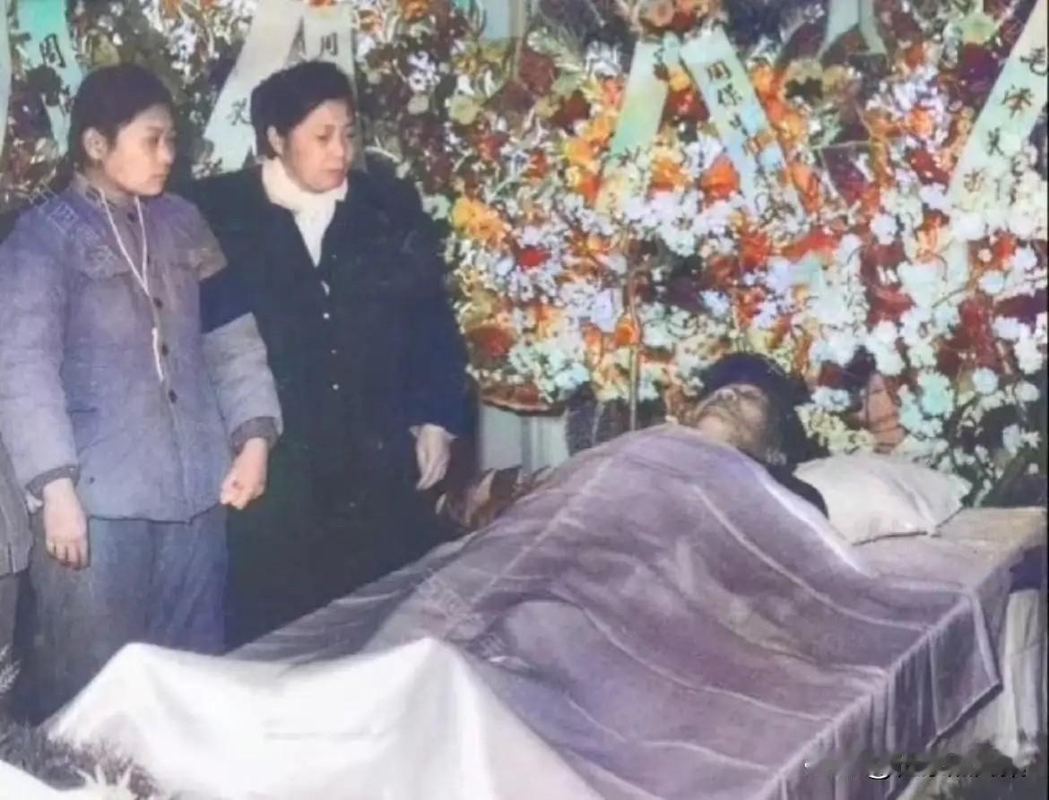 1964年，​周保中将军因病逝世后，​在公祭大会上，家人朋友告别时的场景，英雄安