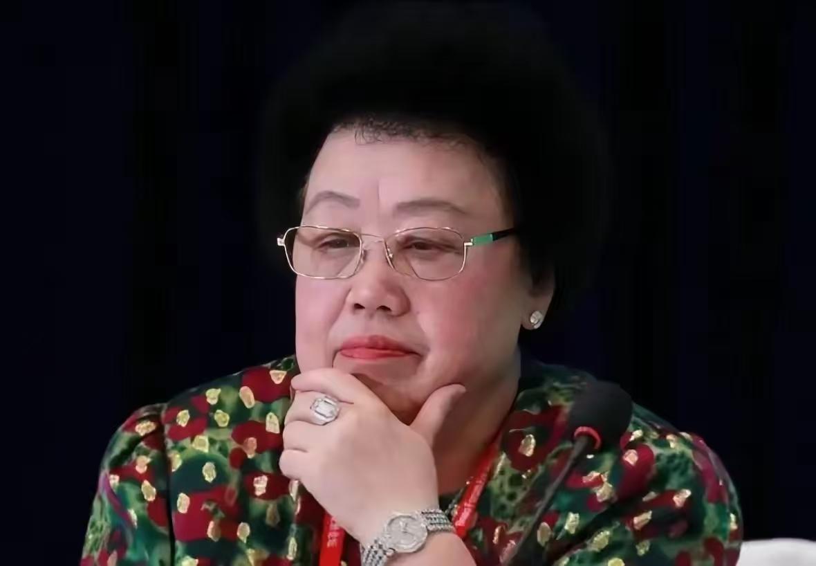 85岁女首富去世前，
在病床上签了最后一份文件。
不是遗嘱，而是把一座紫檀城门模