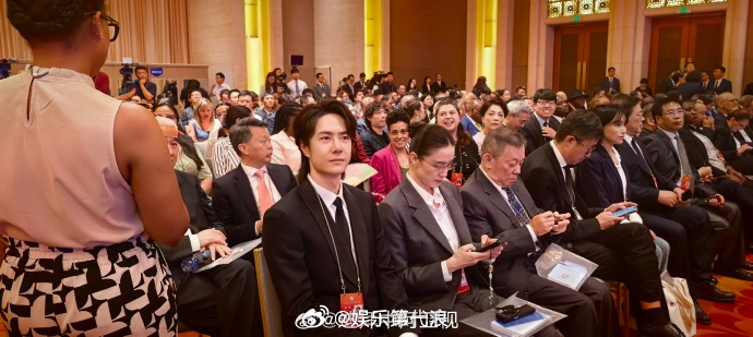 王一博宋佳同框开会王一博我的体制内老公 王一博出席全球文明对话会议路透！昨天还在