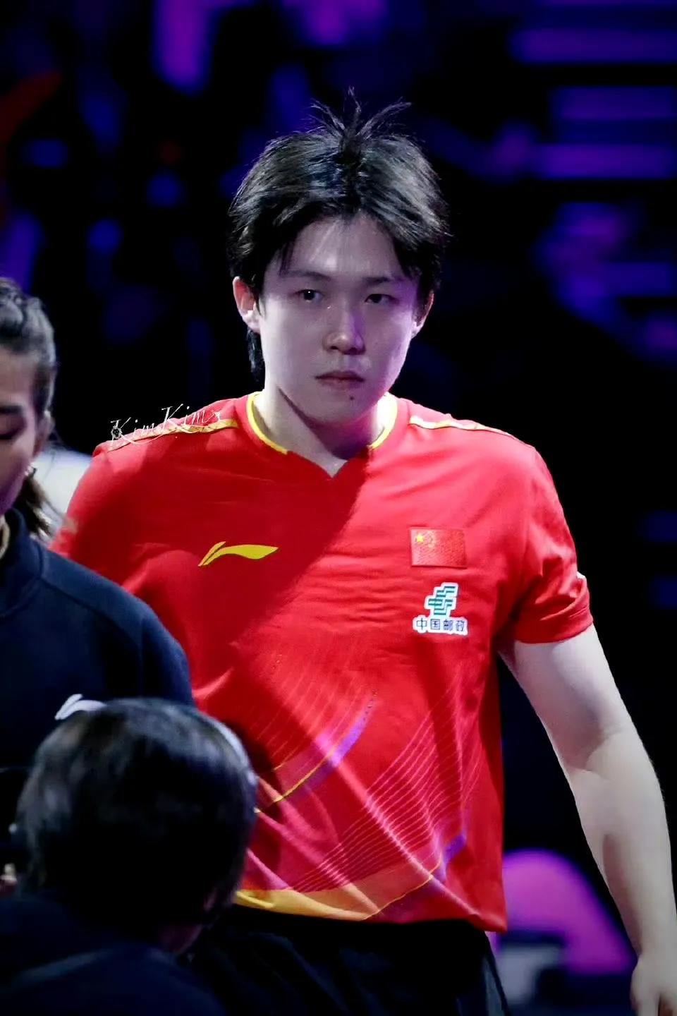 孙颖莎拿冠军的时候，
王楚钦接下来必定拿冠军，
当莎莎一不小心拿了亚军，
大头大