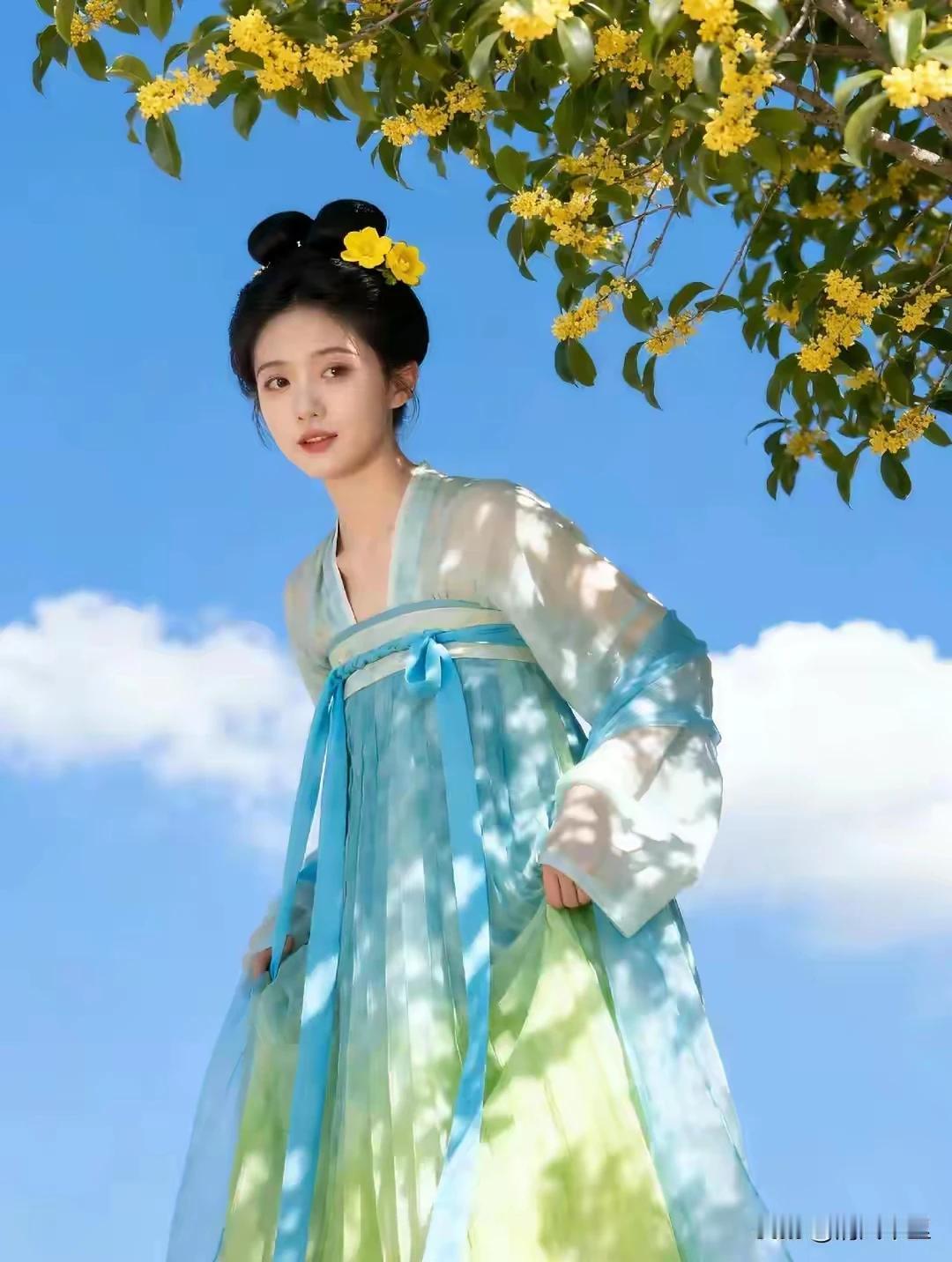 桂子拂云香漫角，
风回袖底认温柔。
眸光合处昔年酿，
依稀童欢少年游。