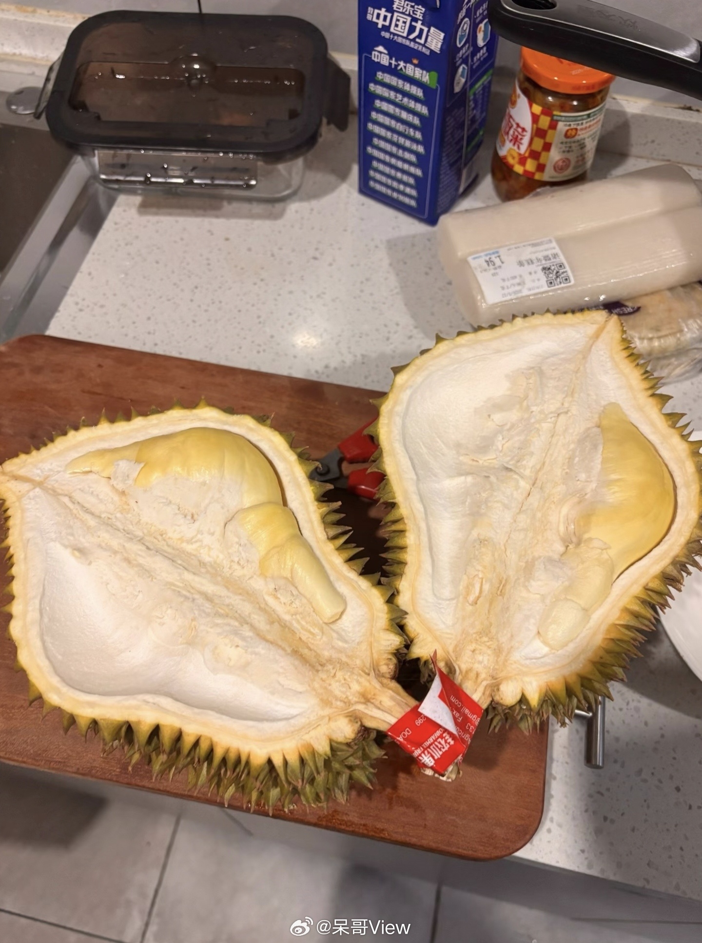 世界上最完美的榴莲出现了报恩榴莲到底是谁在买啊？为啥我买不到。今年我就买了一个榴