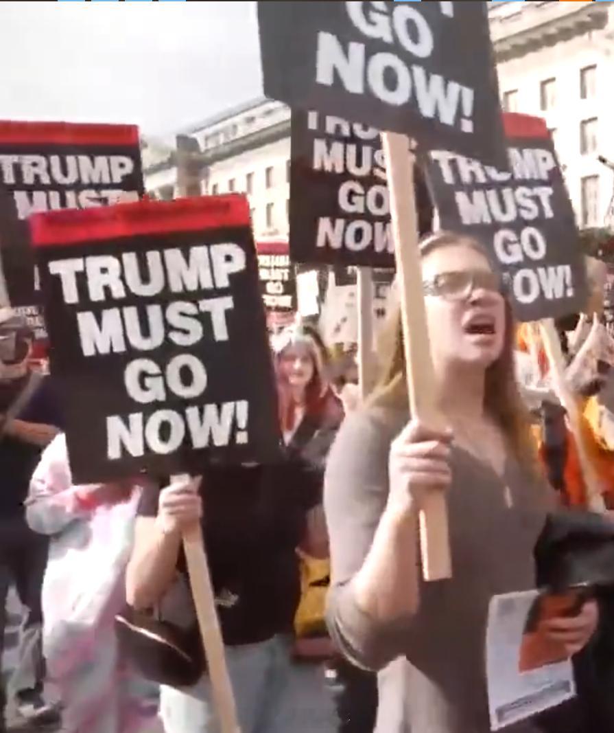 反特朗普的要求其马上滚蛋 大家早上好！美国国内又爆发一波反忒朗普的高潮很多人上街