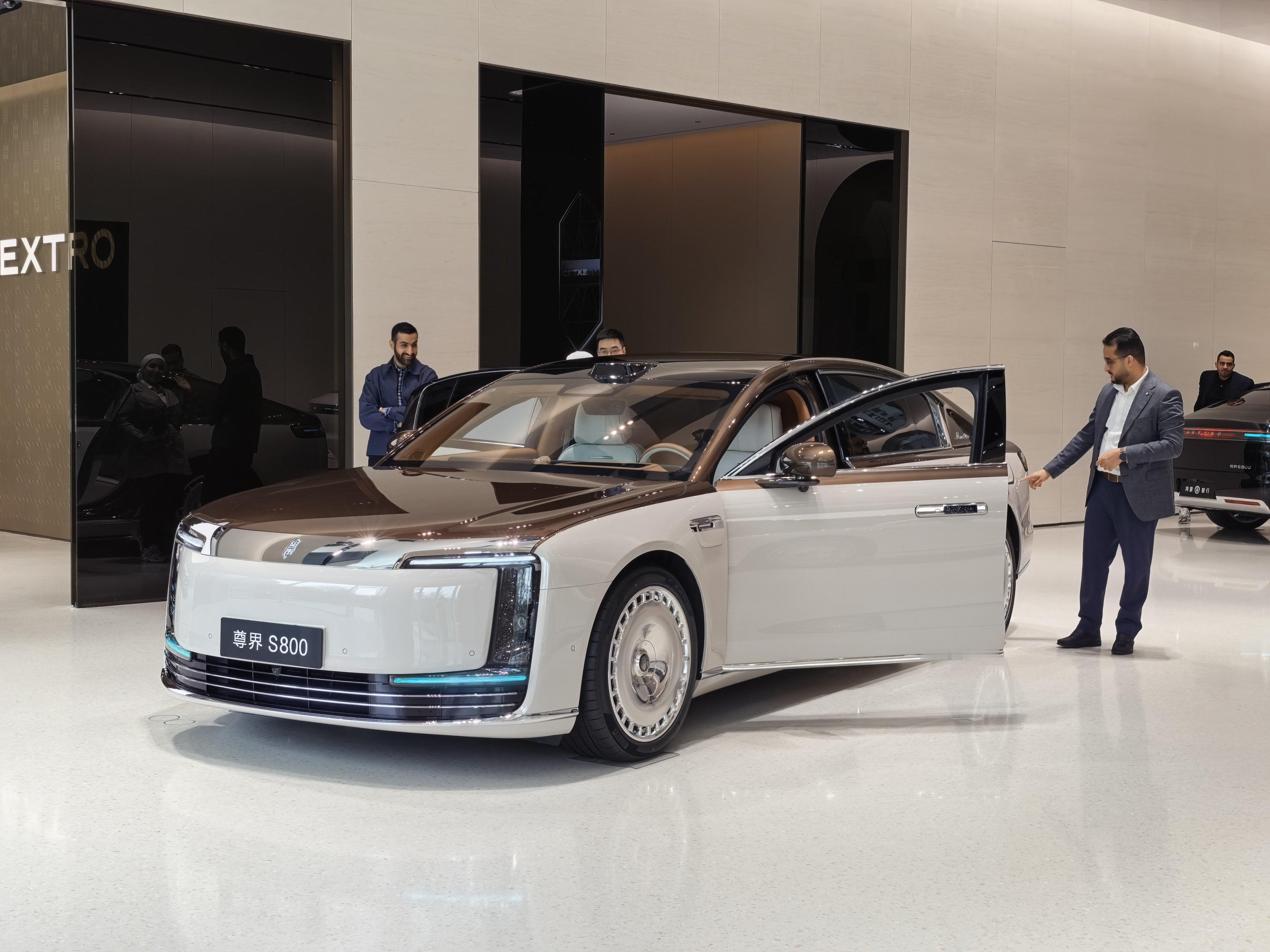 在深圳坂田华为这个展厅你可以看到最齐全的尊界s800  不同的外观颜色实车，还挺
