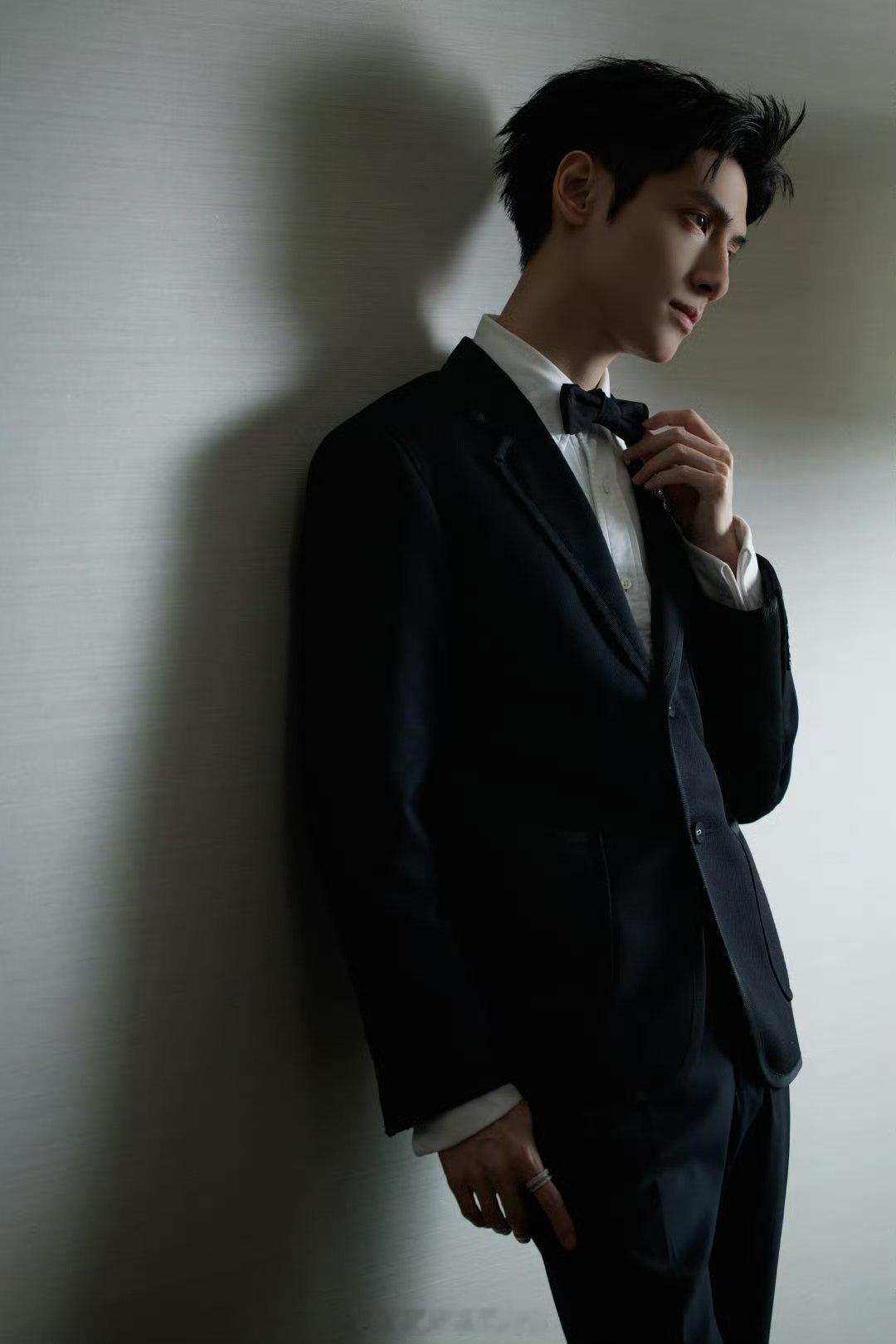 罗云熙 新加坡红星大奖造型！是谁的王子🤴