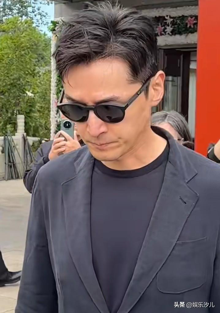 胡歌现身游本昌告别仪式


著名表演艺术家游本昌先生的告别仪式在京举行，众多圈内