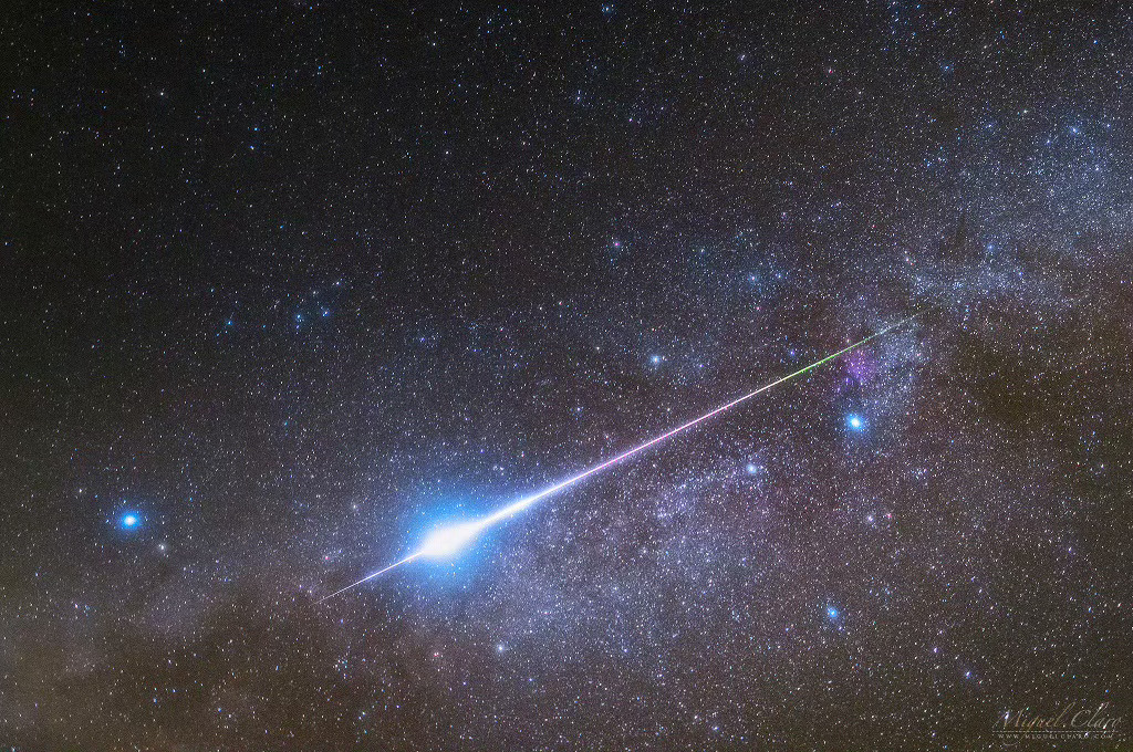 每秒60公里高速穿过地球大气的这颗英仙流星，沿着满是繁星的银河飞掠，留下一道明亮