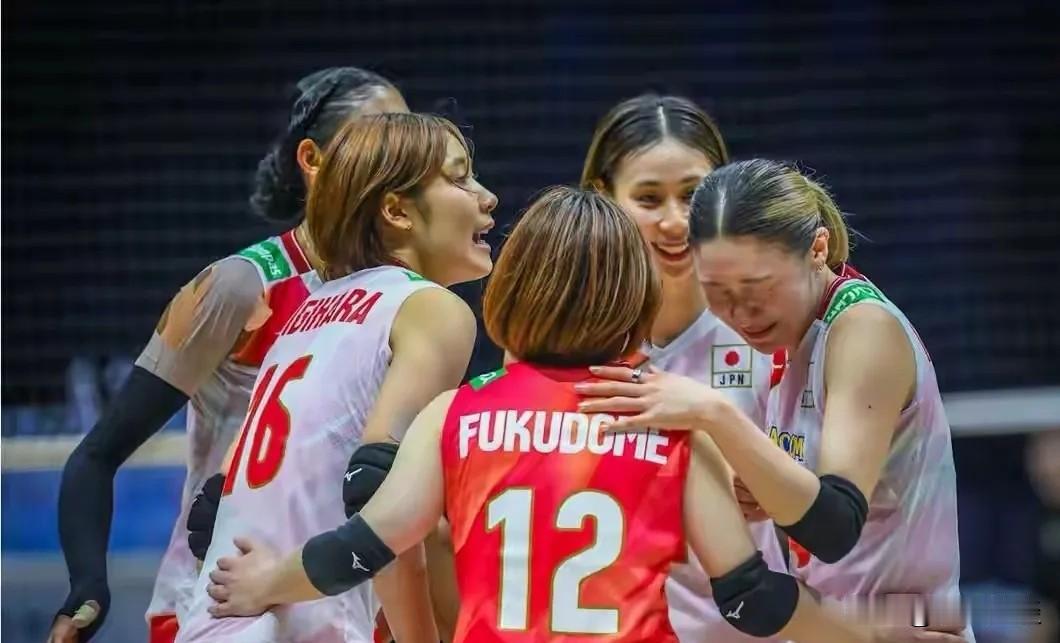 日本女排3:0战胜伊朗队，拿到亚锦赛季军。

相比伊朗队，日本队进攻更加高效，一