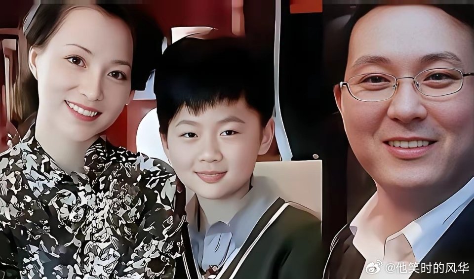 最近董卿参加儿子小学毕业的事情上了热搜，网上说她又一子一女，查了下：董卿就只有一