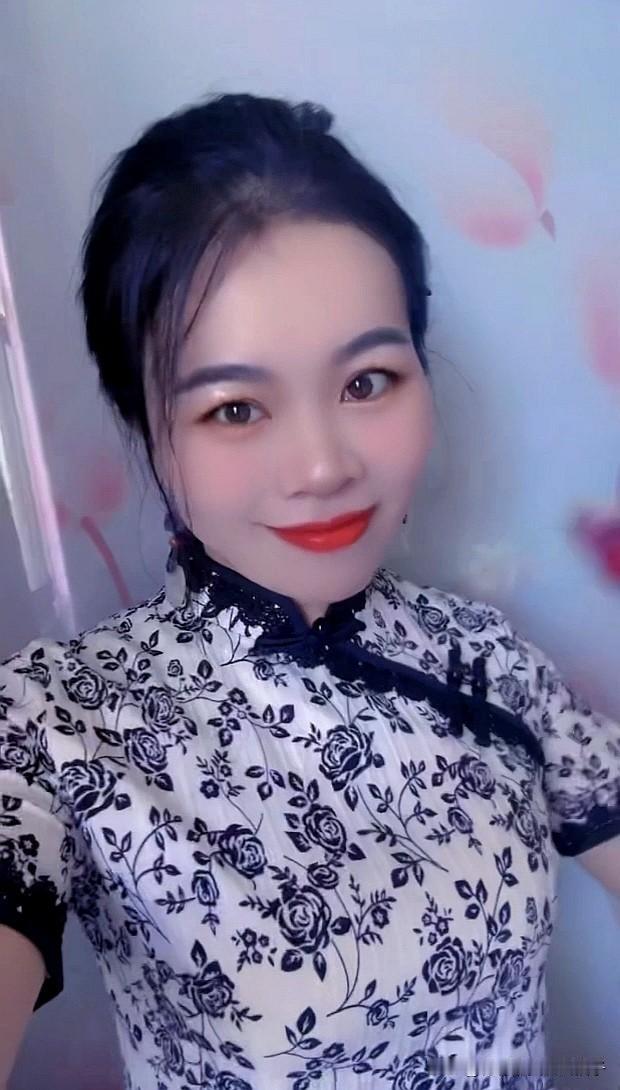 优雅旗袍，绽放美丽风姿[爱慕][爱慕]