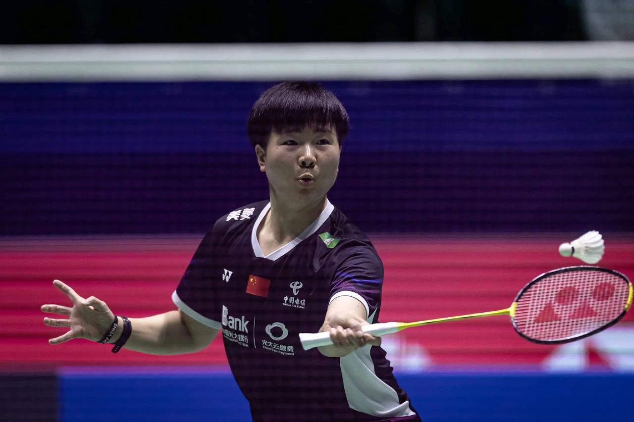 2024全英赛女单1/4决赛，何冰娇 21-16、16-21、20-22 三局不