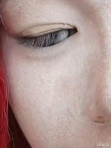 女子天热出门化妆假鼻子全是汗泡重庆一姐们儿38℃高温非要化全妆出门，鼻尖下巴还贴