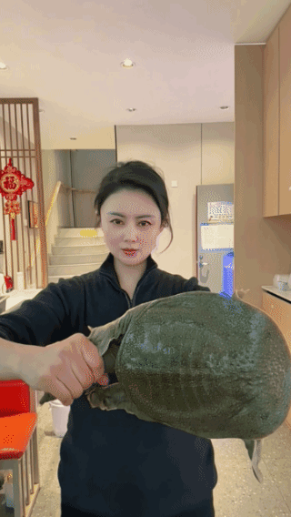 眼神和表情，
暴露出她是个什么样的女人！