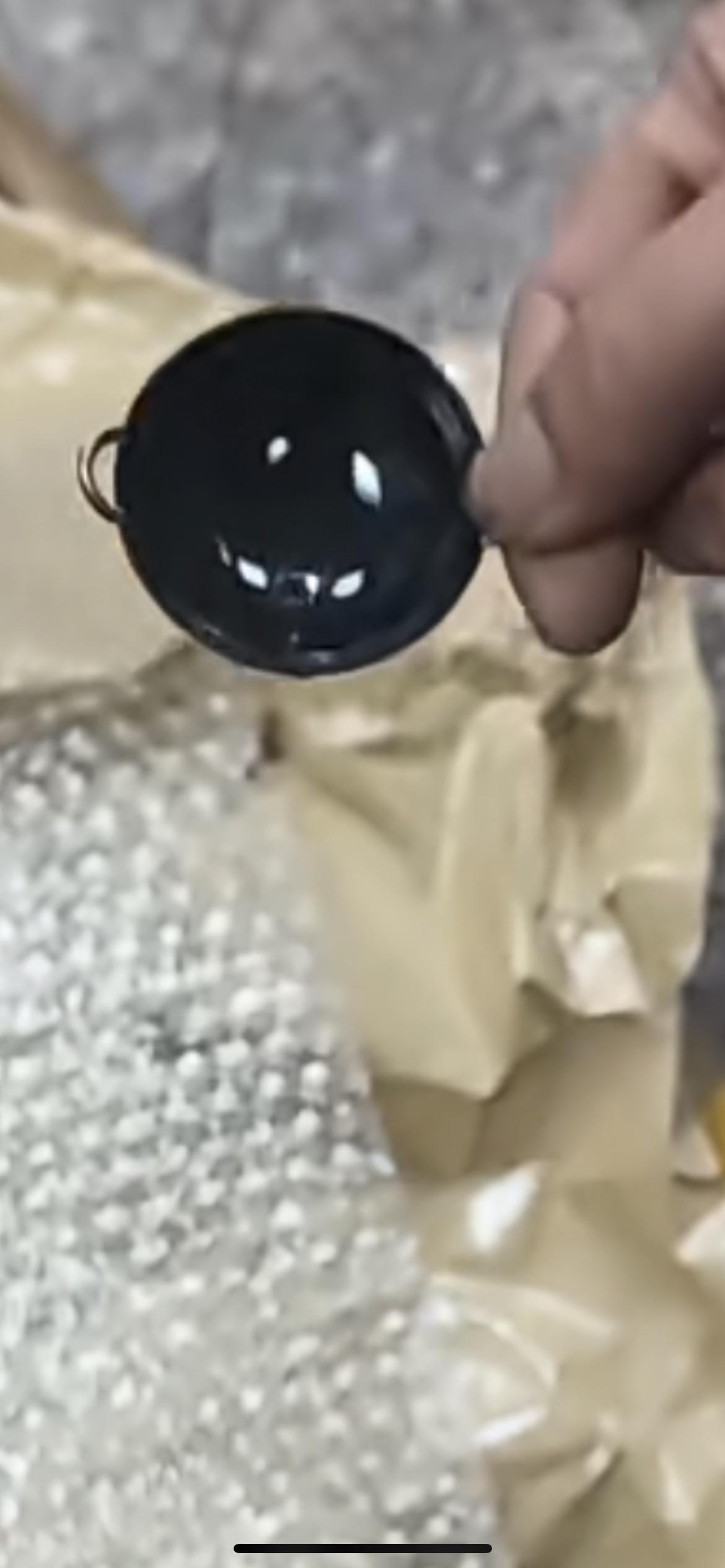 11月6日浙江金华，一名男子网购8.8元铁锅，打开快递的那一刻直接傻眼：买的家用