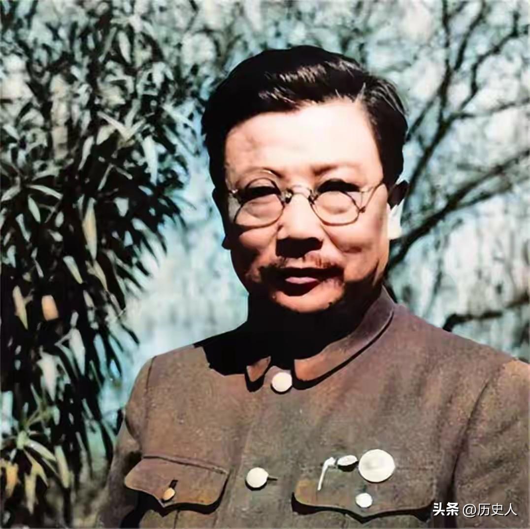 三位开国将帅饭后集体“赖账”，服务员不知所措，真相让人肃然起敬
 
老覃前些日子