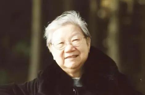 毛岸英牺牲后，刘思齐频繁到中南海看望公公毛主席，不料警卫员却把她的出入证没收。主