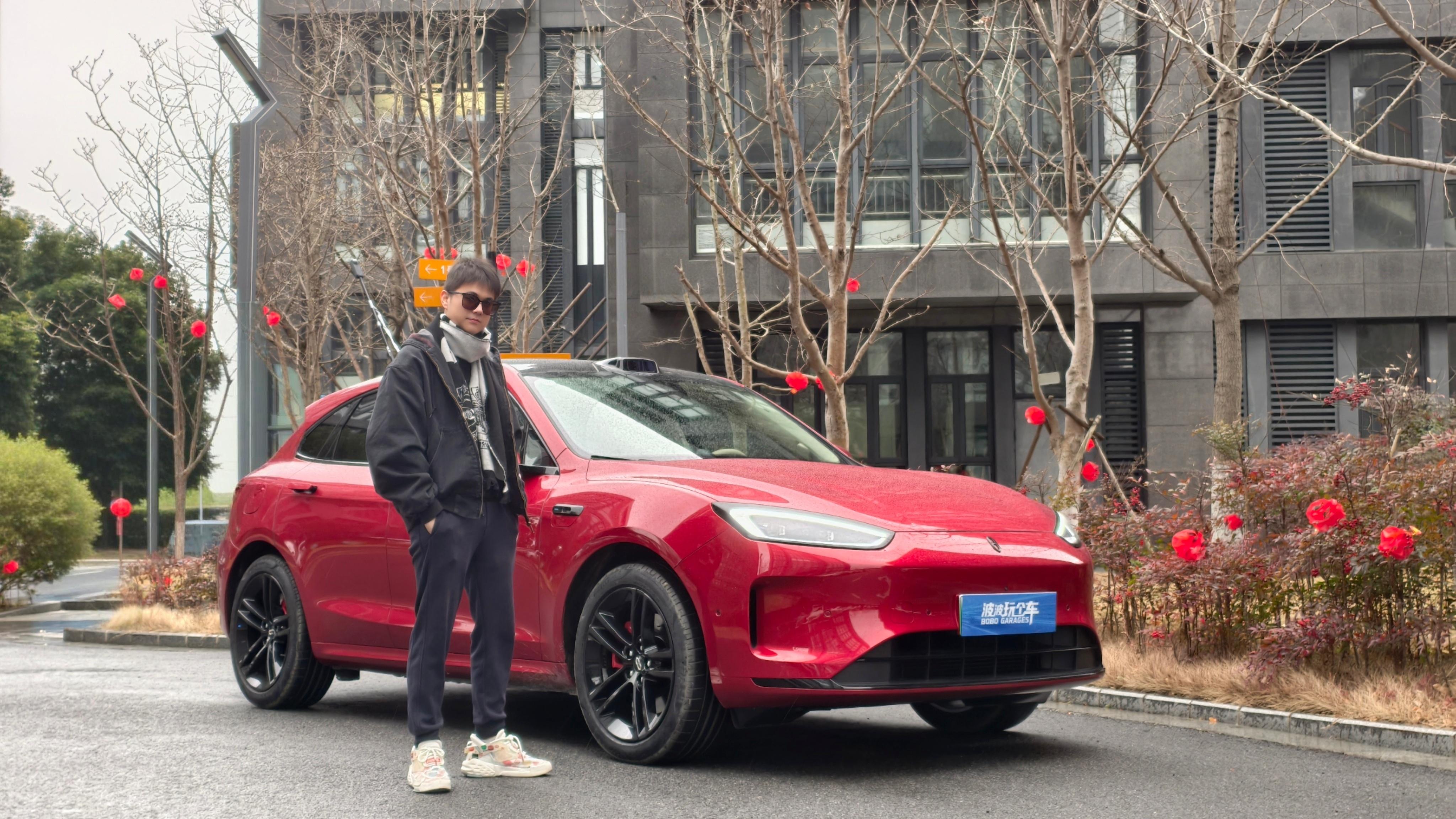 下过雪之后，上海今天更冷了今天在找年味，你说这问界M5的红，有没有点年味波波的车