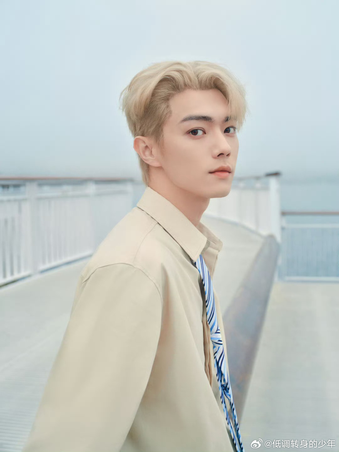 许凯陈辉许凯工作室白色情人节海边营业大片银发➕白色西装 仪式感满满！期待方圆八百